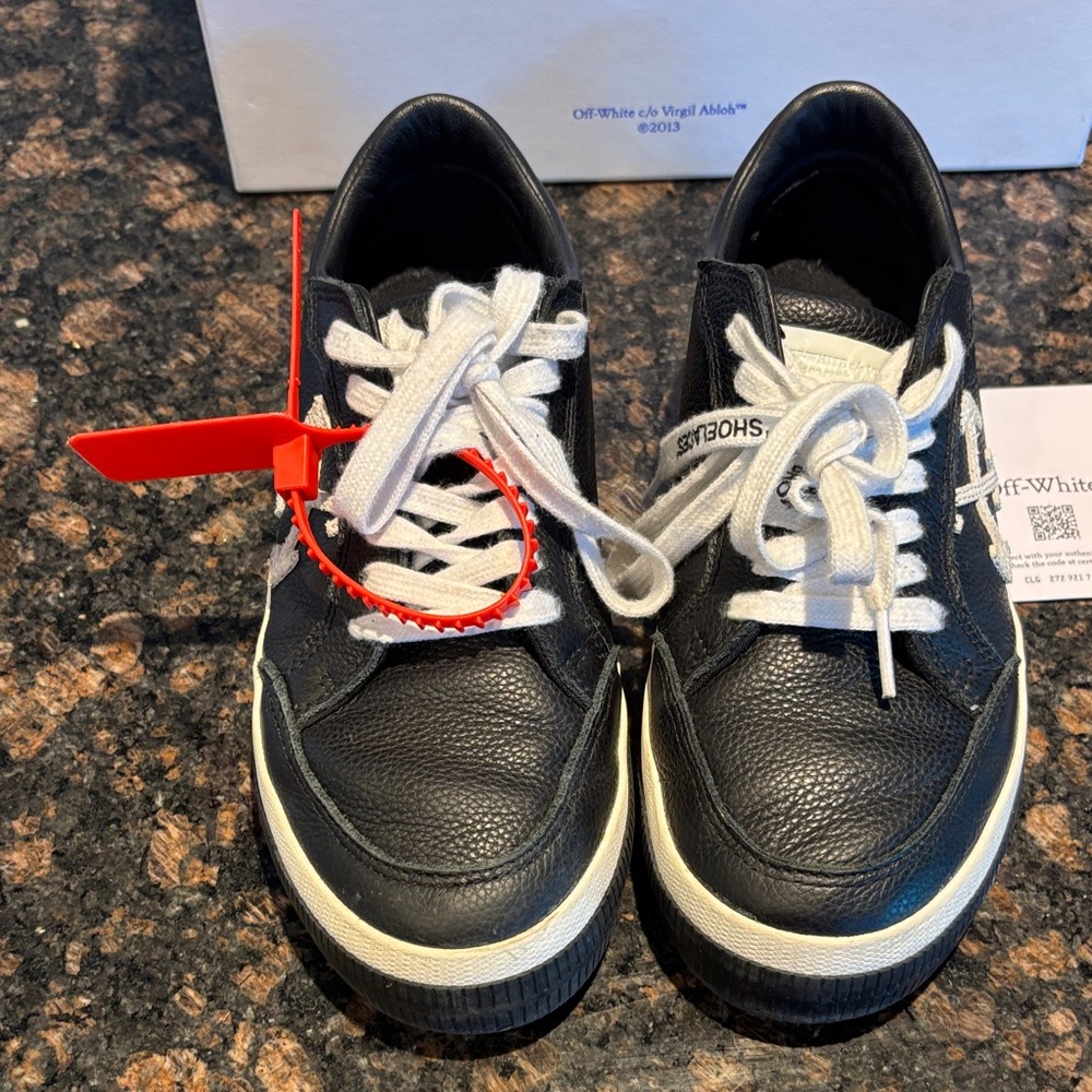 Off-White Black Leather Low-Top Sneakers with White Arrow Accent - Picture 4 of 9